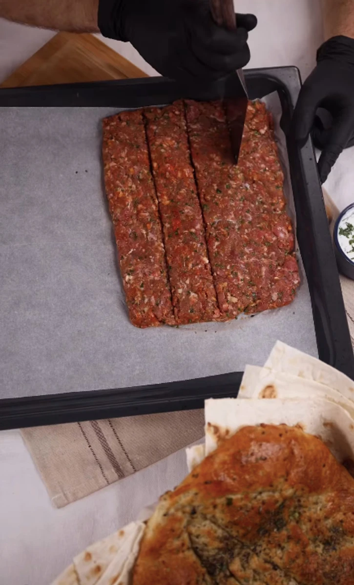 Ектор Хіменес-Браво показав, як готує турецький кебаб