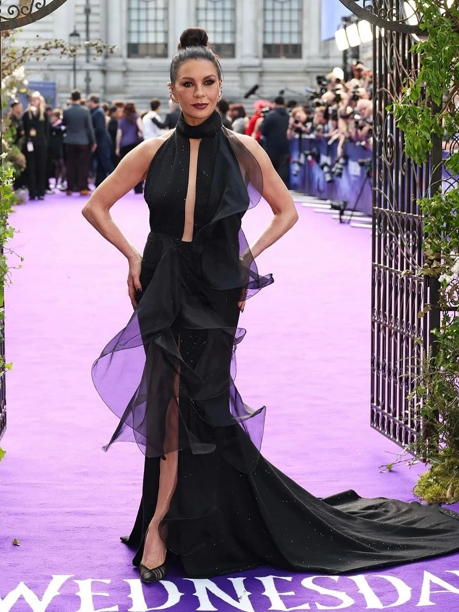 Кетрін Зета-Джонс у вечірній сукні з декольте попозувала на хіднику