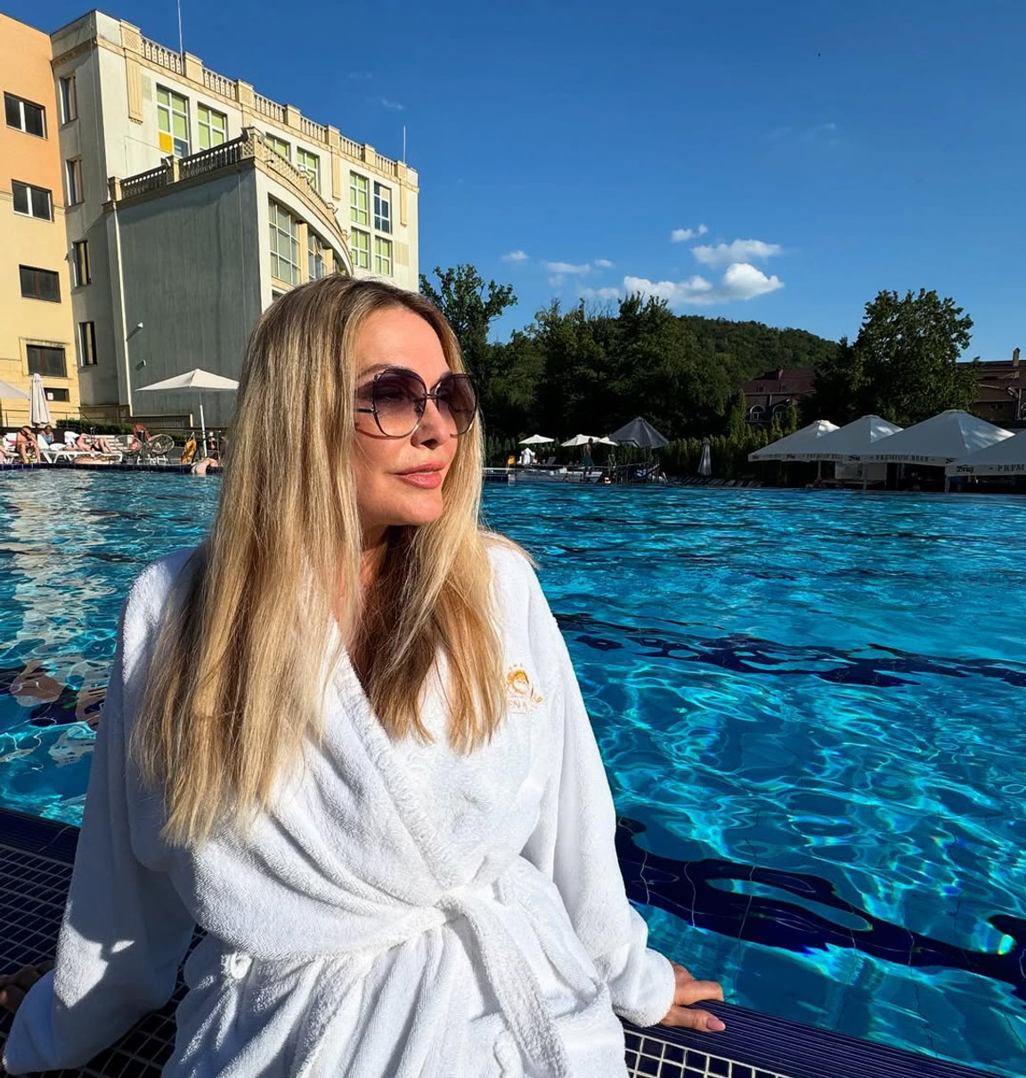 Ольга Сумська у халатику попозувала біля басейну