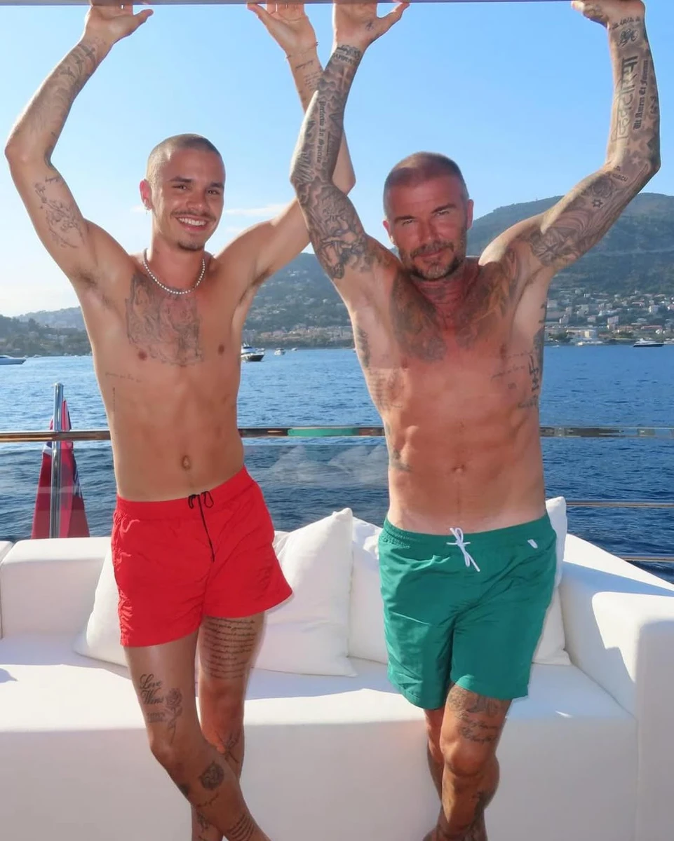 Девід Бекхем з сином посвітив голим торсом на яхті