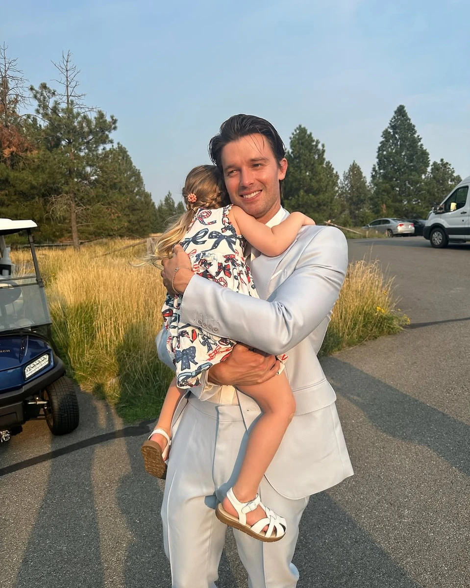 Дочка Шварценеггера привітала брата з 32-річчям милим фото з його племінницею