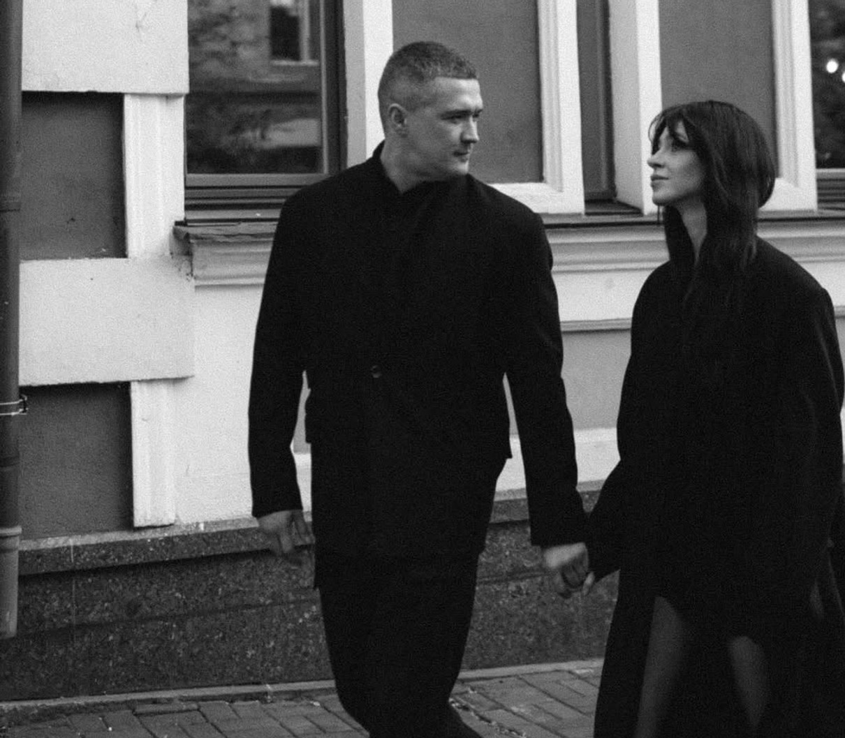 Михайло Федоров за руку попозував з дружиною у Києві