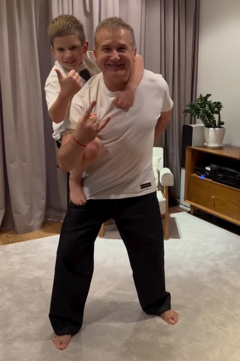 Юрій Горбунов підняв сина на спину однією рукою