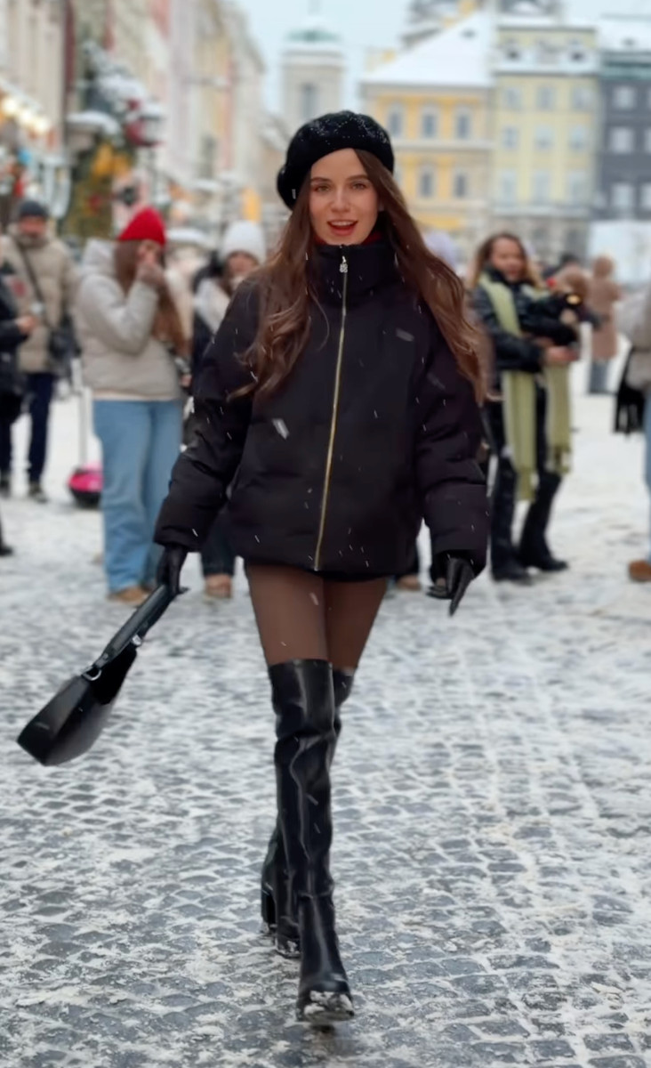 Христина Соловій у мін та чоботах влаштувала подіум на вулиці
