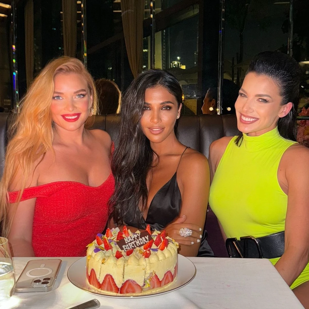 Котова (у червоному) та Романовська (у жовтому), ймовірно, теж переїхали й зараз живуть у Дубаї