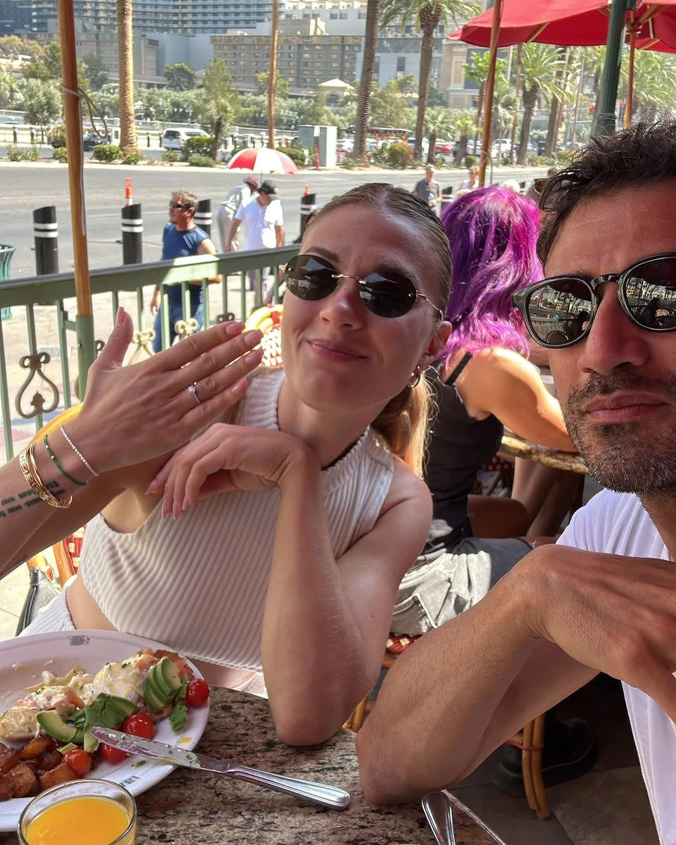 Харлан відпочиває з нареченим на побаченні