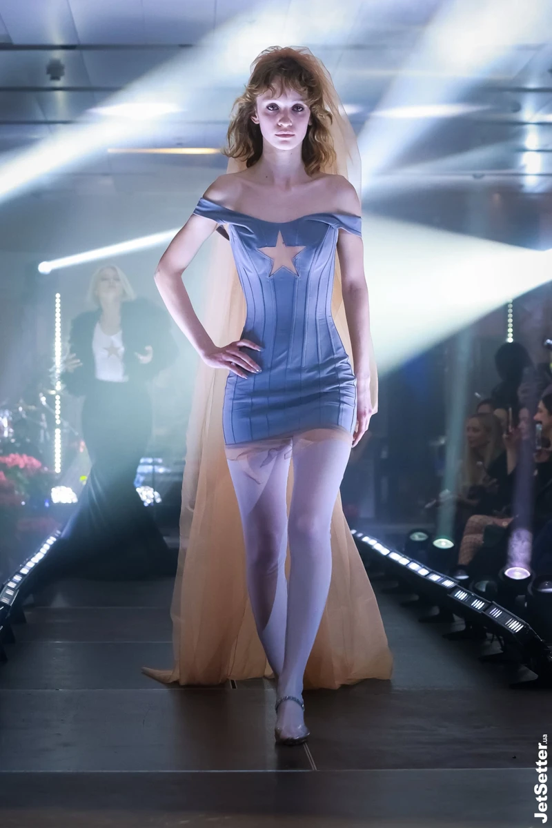 Модель у сукні Івана Фролова