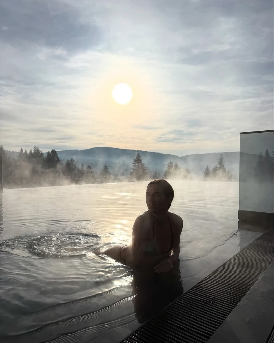 Дружина Решетніка у басейні просто неба