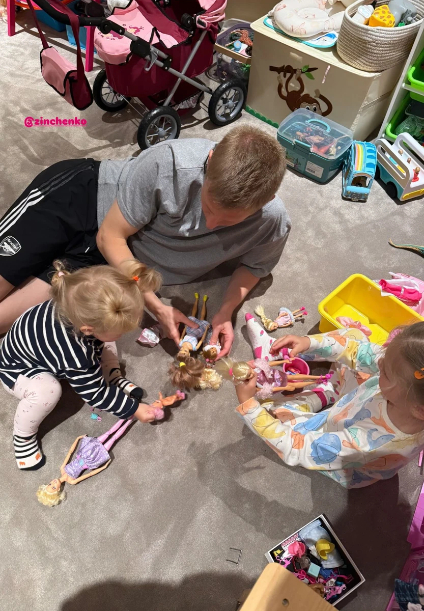 Олександр Зінченко на підлозі погрався з доньками в іграшки
