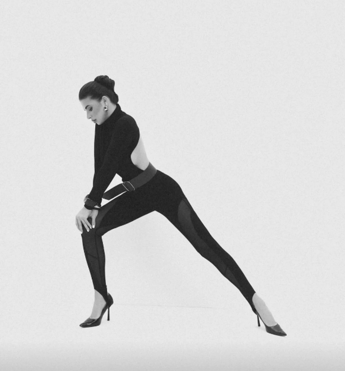 Дружина Усика засвітила довгі ноги в обтислому луці