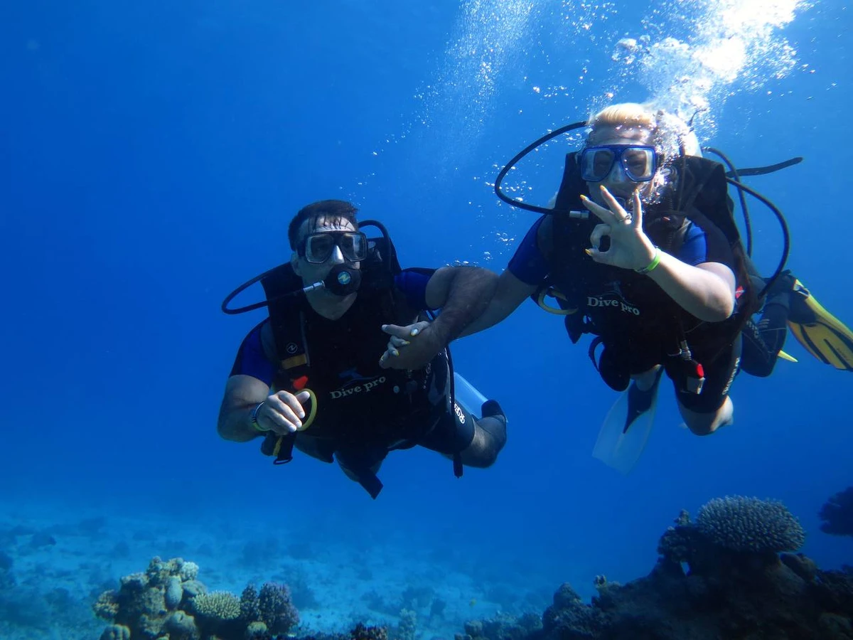 Камалія з чоловіком під водою