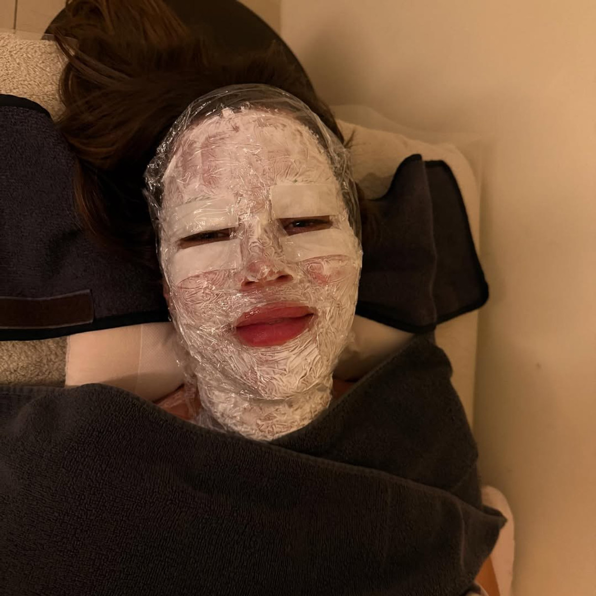 Хлоя Кардашян показалася з незвичною маскою на процедурах в Кореї