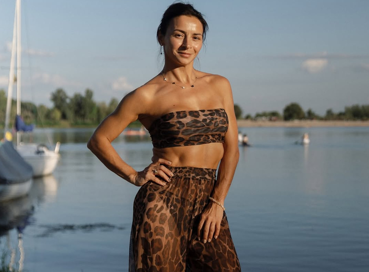 Ілона Гвоздьова позує для фото