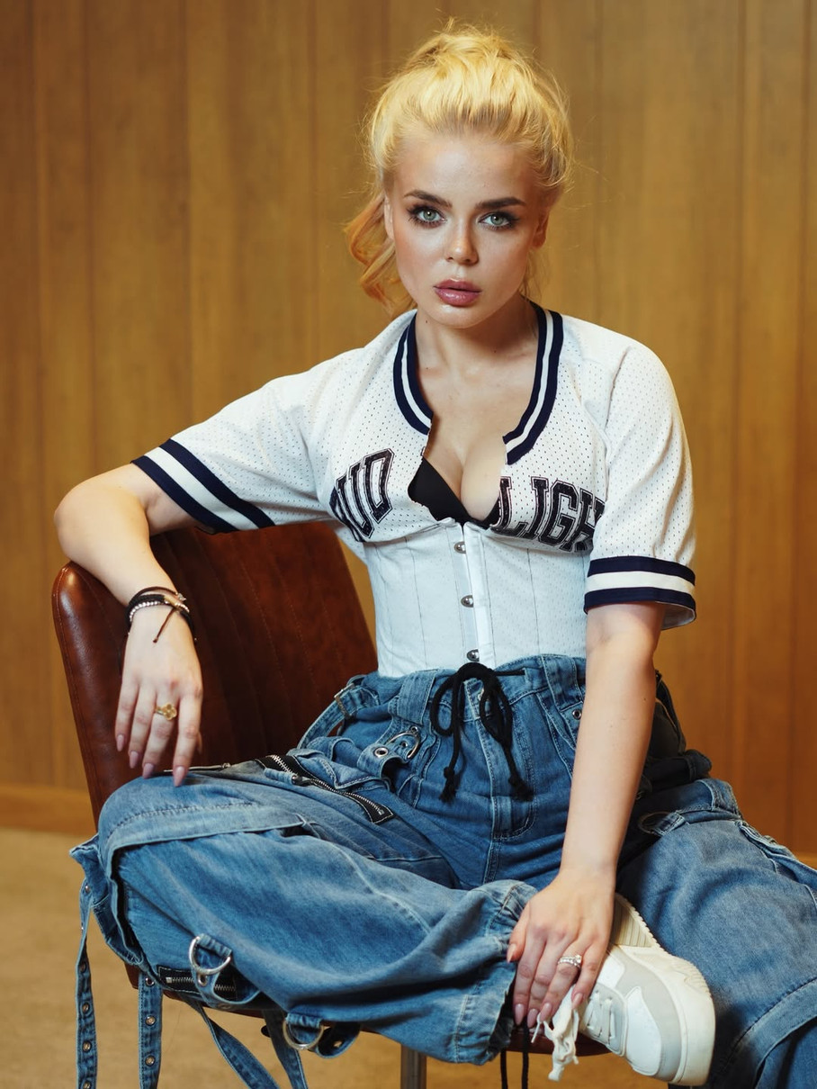 Аліна Гросу у футболці з розрізом блиснула декольте на стільці