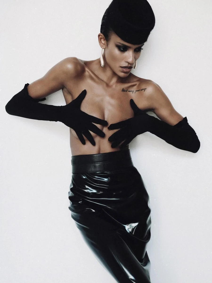 Кохана Касселя з голими грудьми спокусливо попозувала російському фотографу