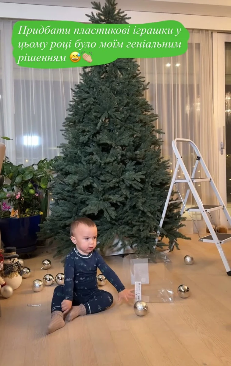 Адаму сподобалося кидати срібні кульки на підлогу. Добре, що мама купила пластикові 