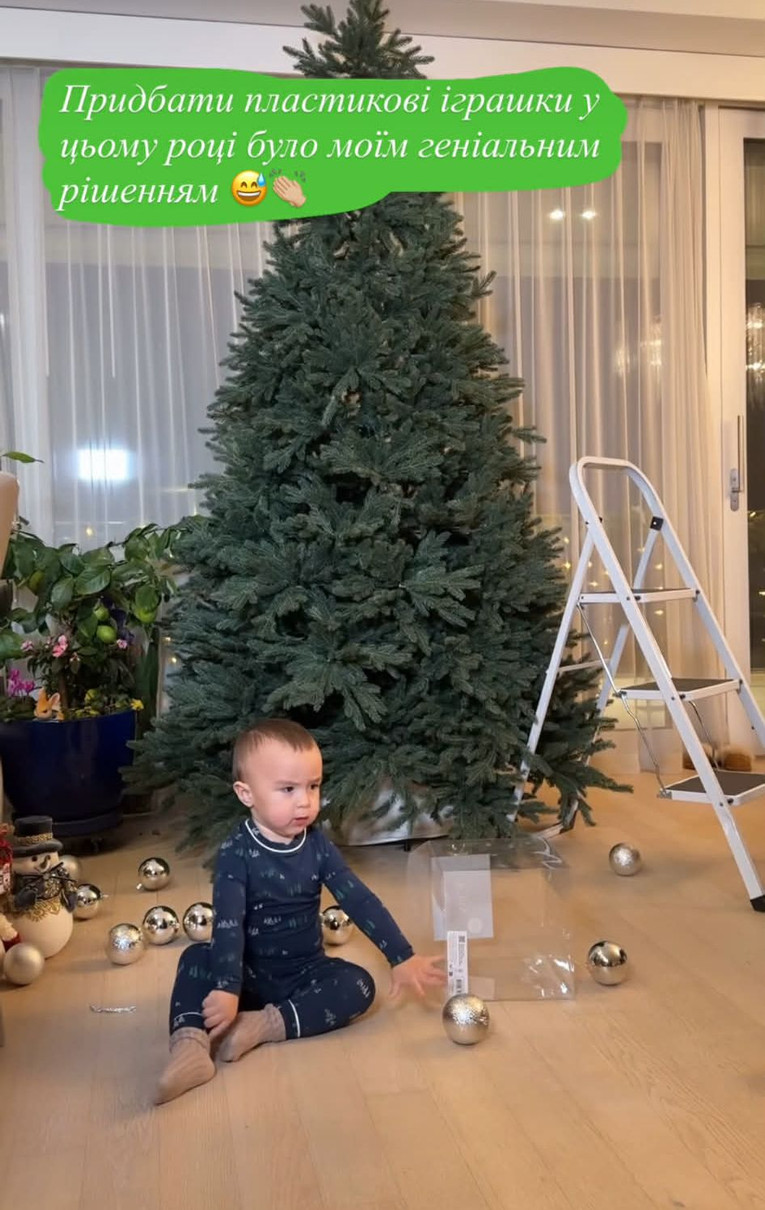 Адаму сподобалося кидати срібні кульки на підлогу. Добре, що мама купила пластикові 