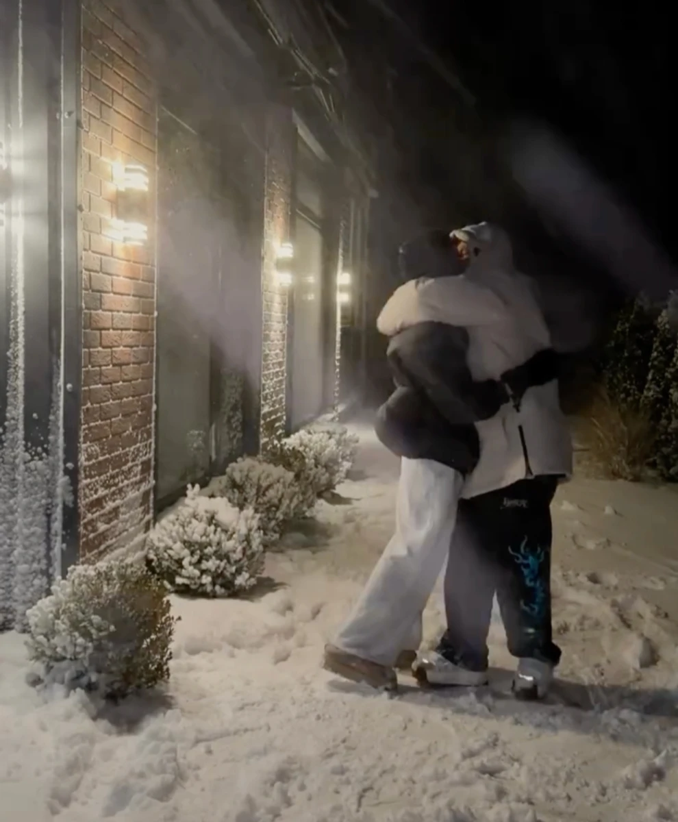 Сергій Танчинець показав романтичний цілунок з нареченою під снігом