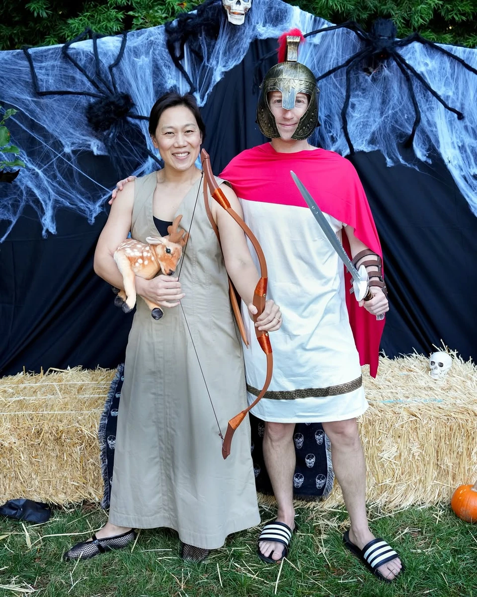 Марк Цукерберг в костюмі грецького бога обійняв дружину на вечірці