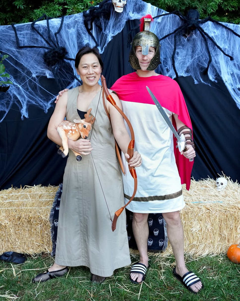 Марк Цукерберг в костюмі грецького бога обійняв дружину на вечірці