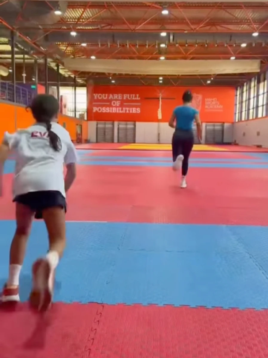 Наречена Роналду побігала з дочкою в залі