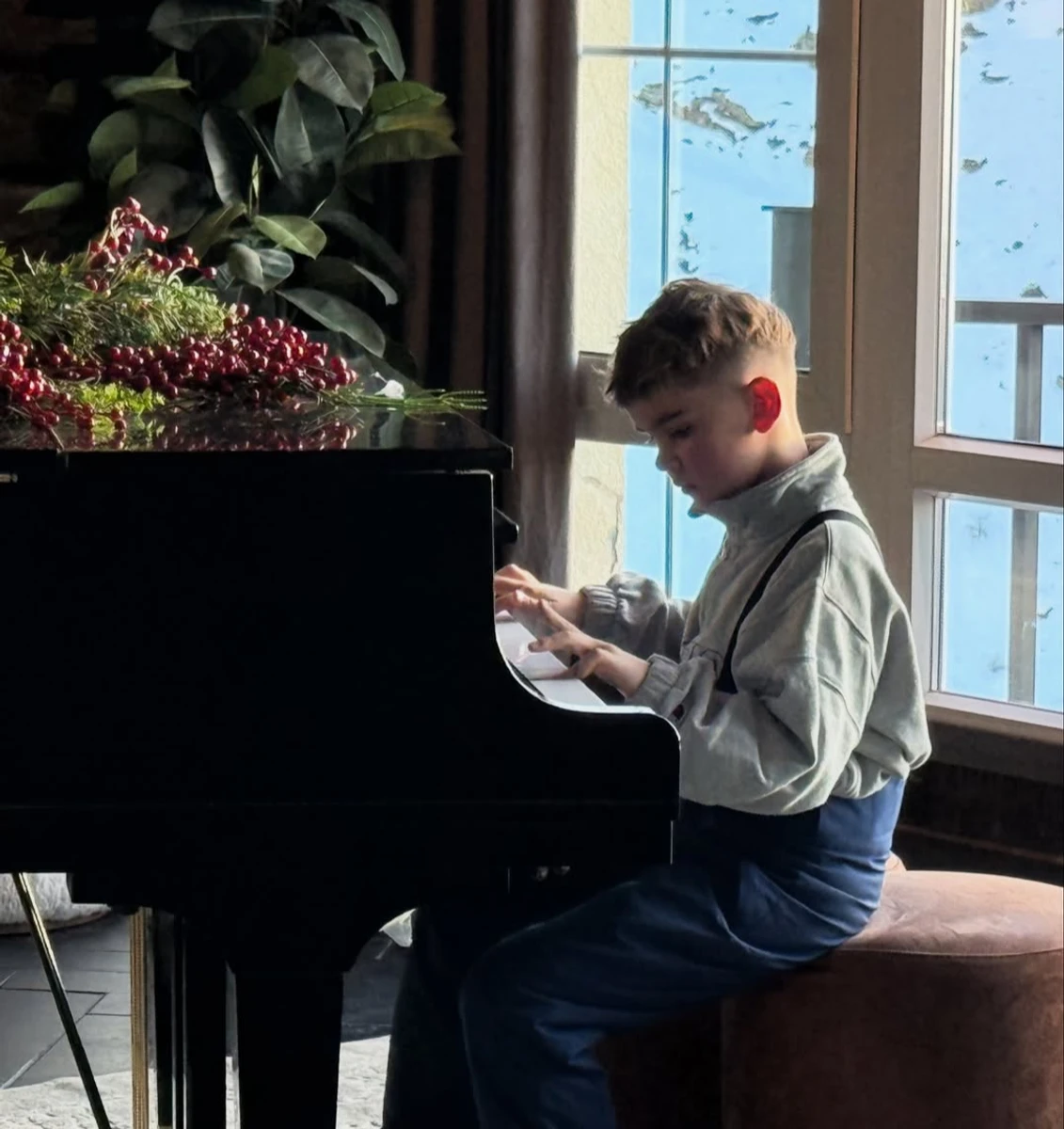 Юлія Саніна показала сина за піаніно