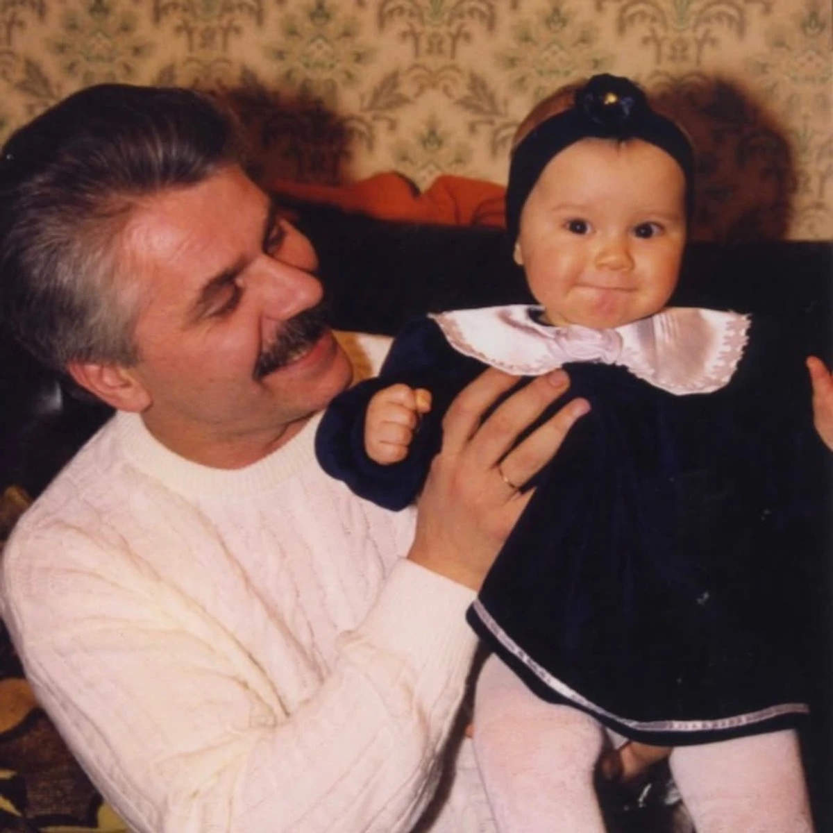 Павло Зібров на фото з маленькою дочкою