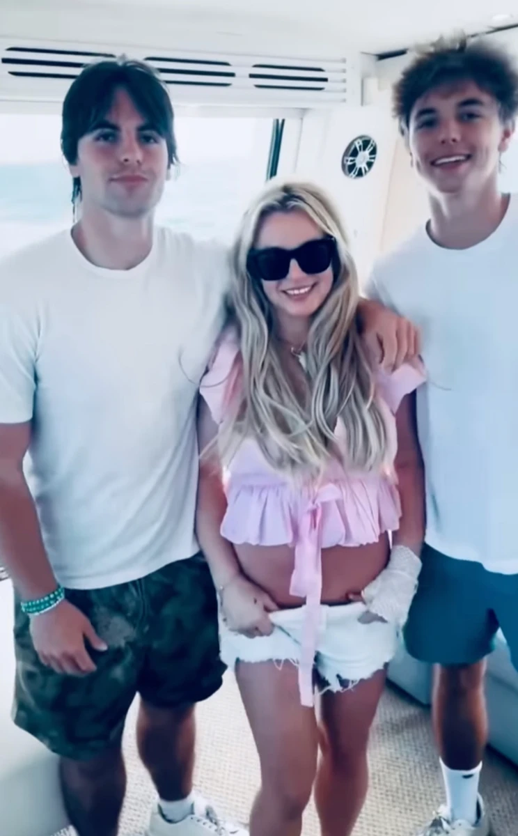 Брітні Спірс у шортах попозувала зі своїми синами