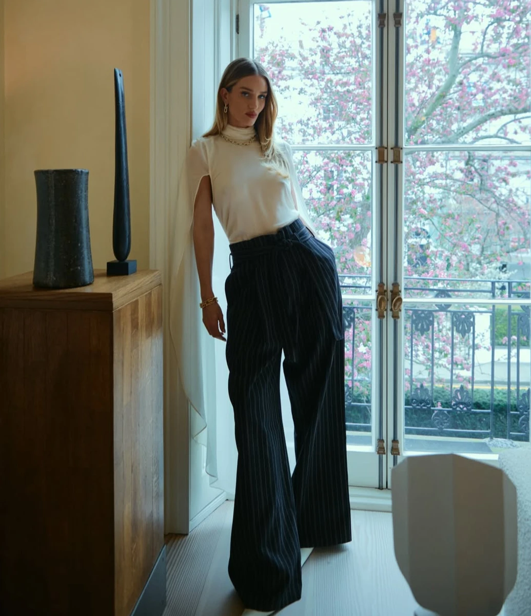 Наречена Стейтема у стильних штанах і топі попозувала на Великодні