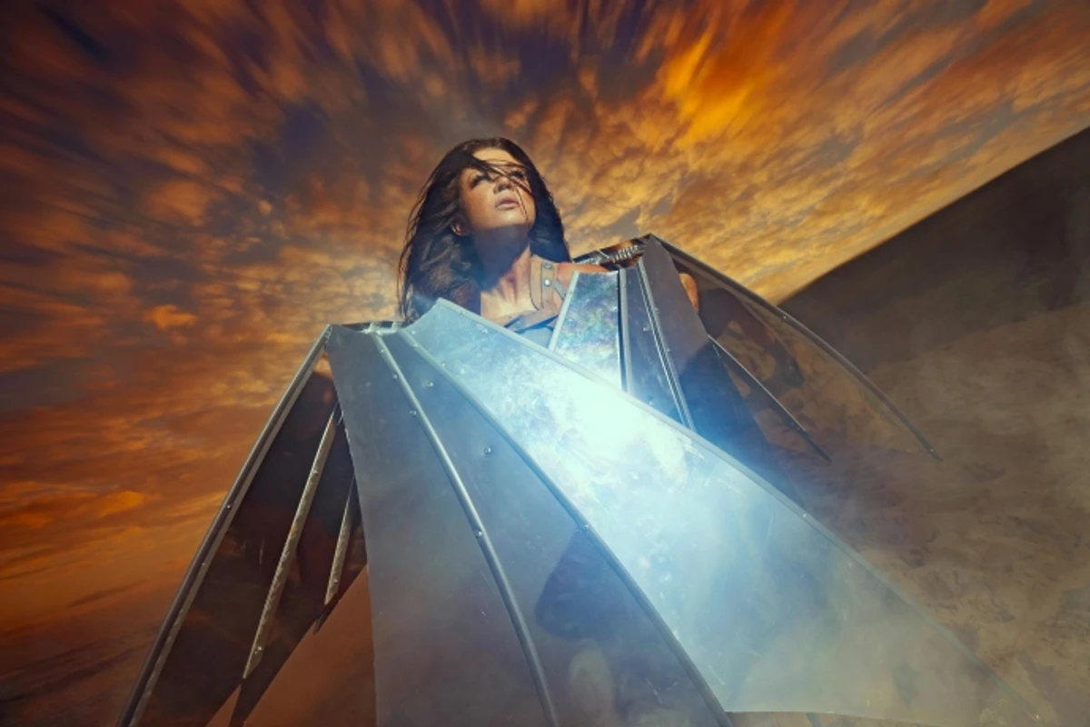 ...Зруйнувати кайдани, викувати крила, повірити в мрію і злетіти, розриваючи темряву, даруючи світло