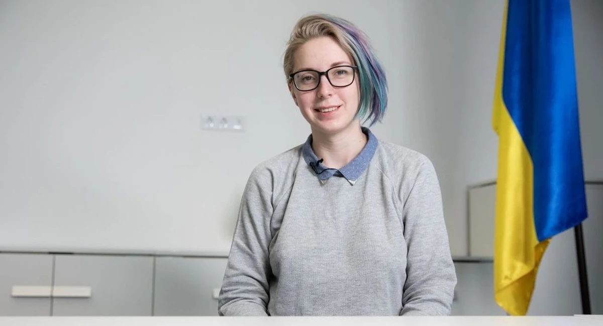 Яна Зінкевич на тлі українського прапора