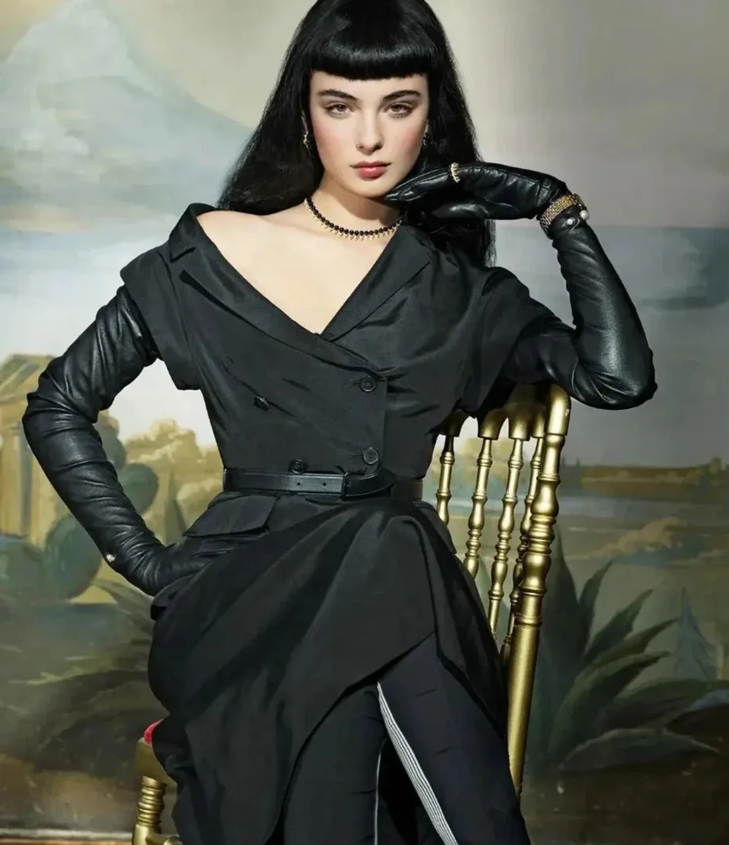 Донька Белуччі у тотал образі попозувала на стільці