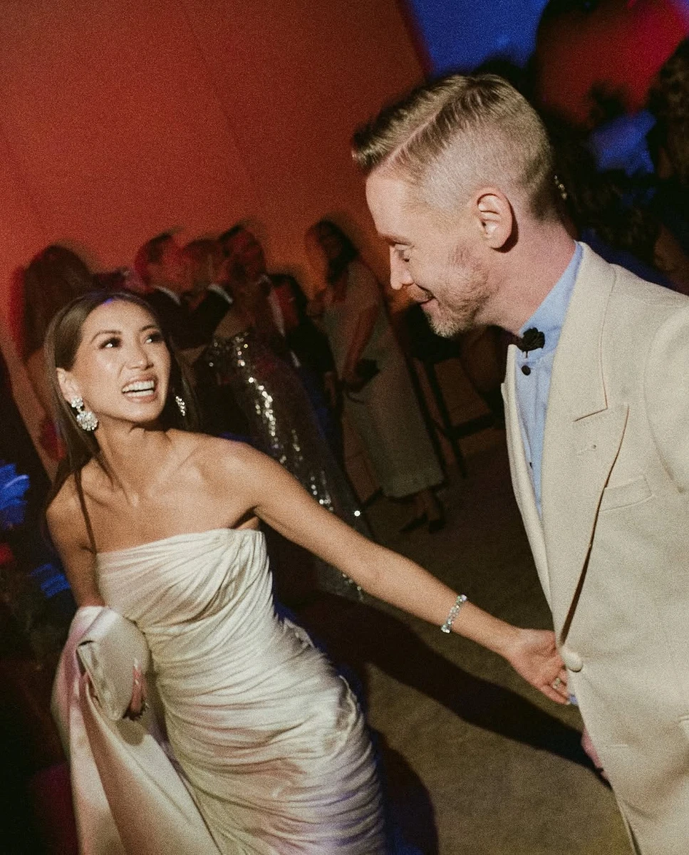 Маколей Калкін з коханою усміхнено позував на хіднику