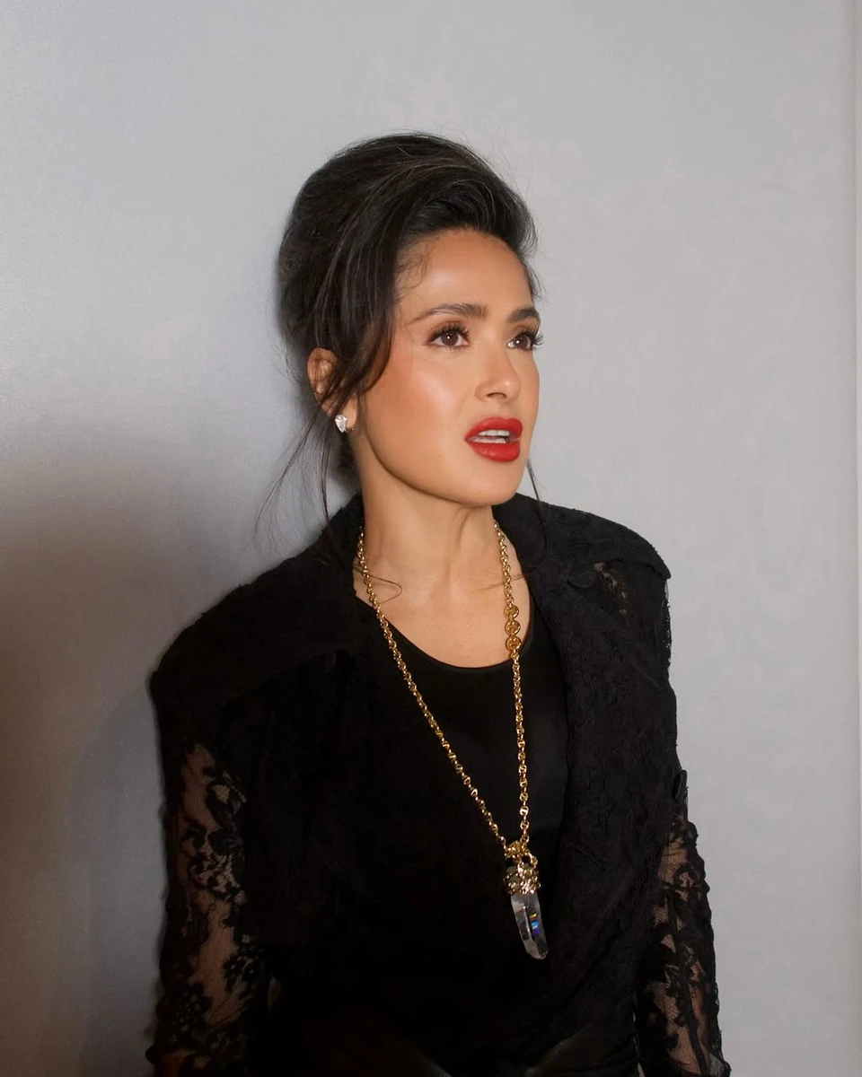 Хаєк у вишуканій сукні з мережива прибула у Париж