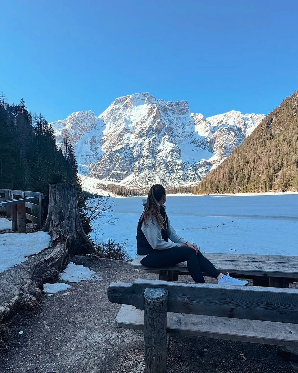 Ольга Харлан сидить коло озера