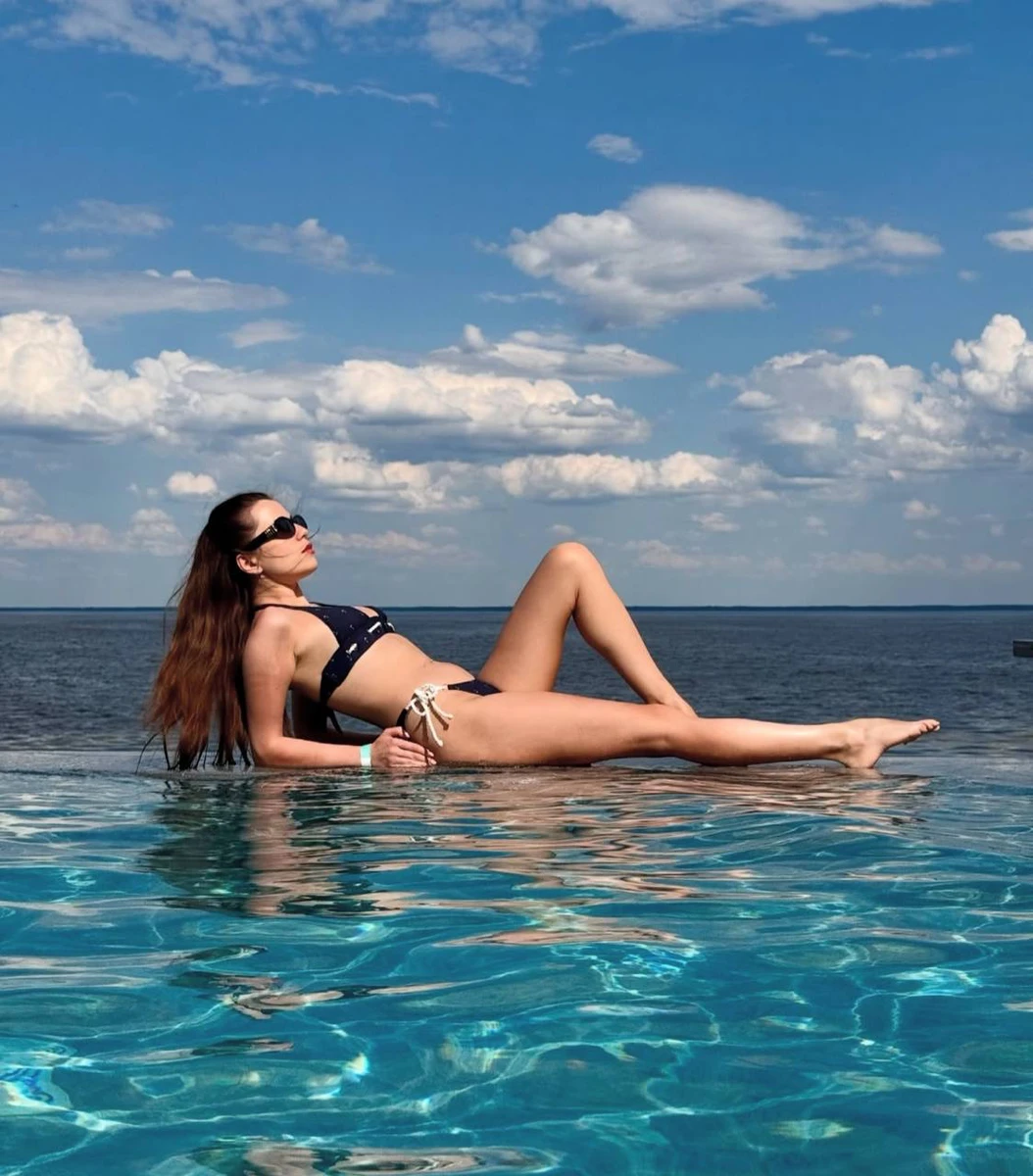 Соловій в купальнику