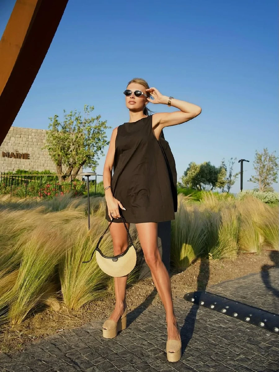 Влада Зінченко у чорному міні