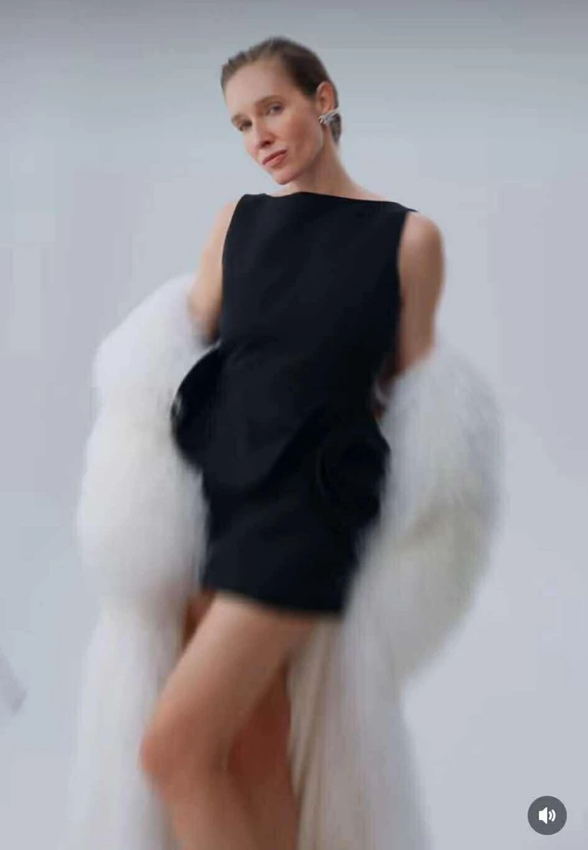 Катя Осадча позує в білій шубі