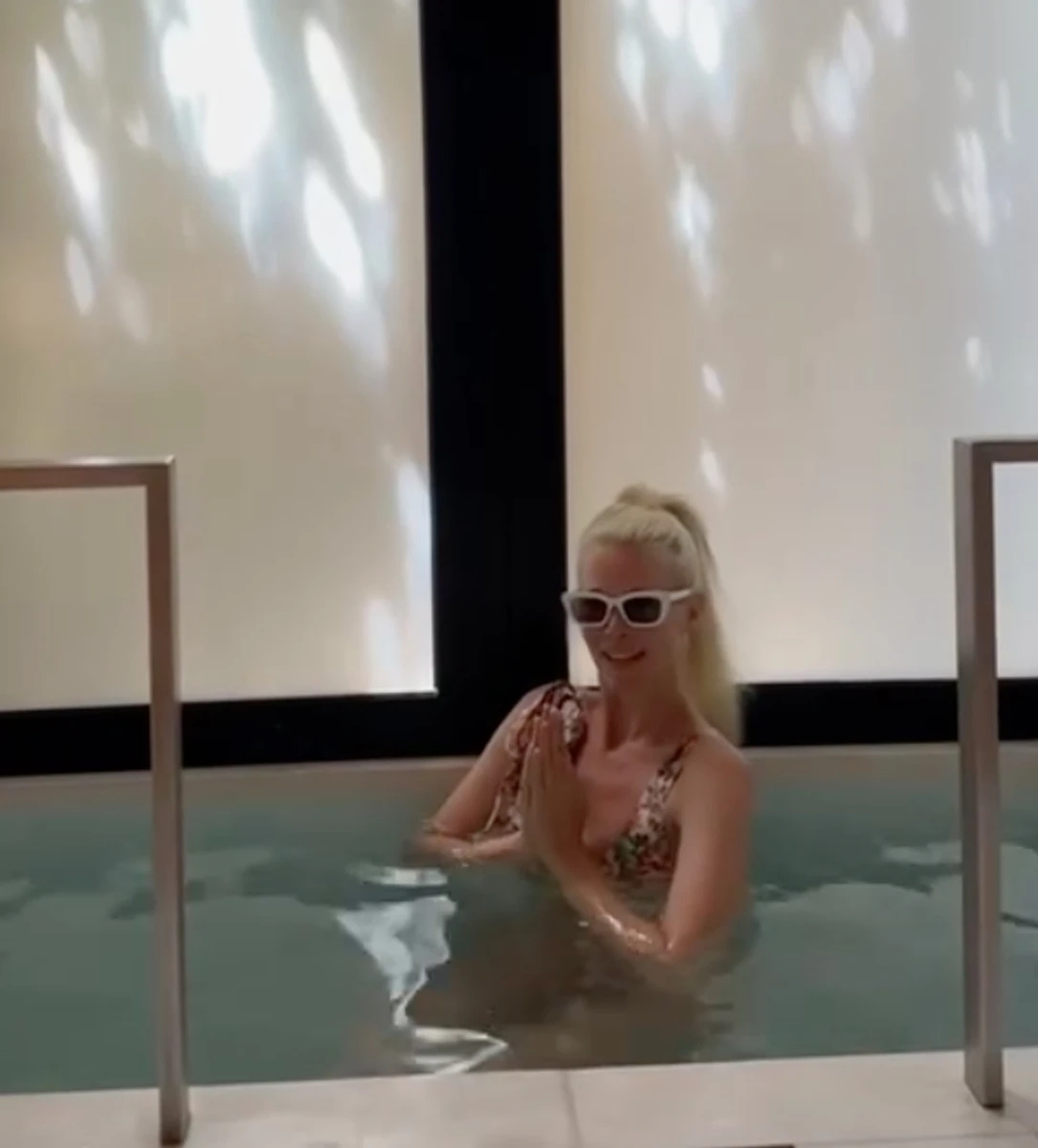Клаудія Шиффер у бікіні показалася в льодяній ванній