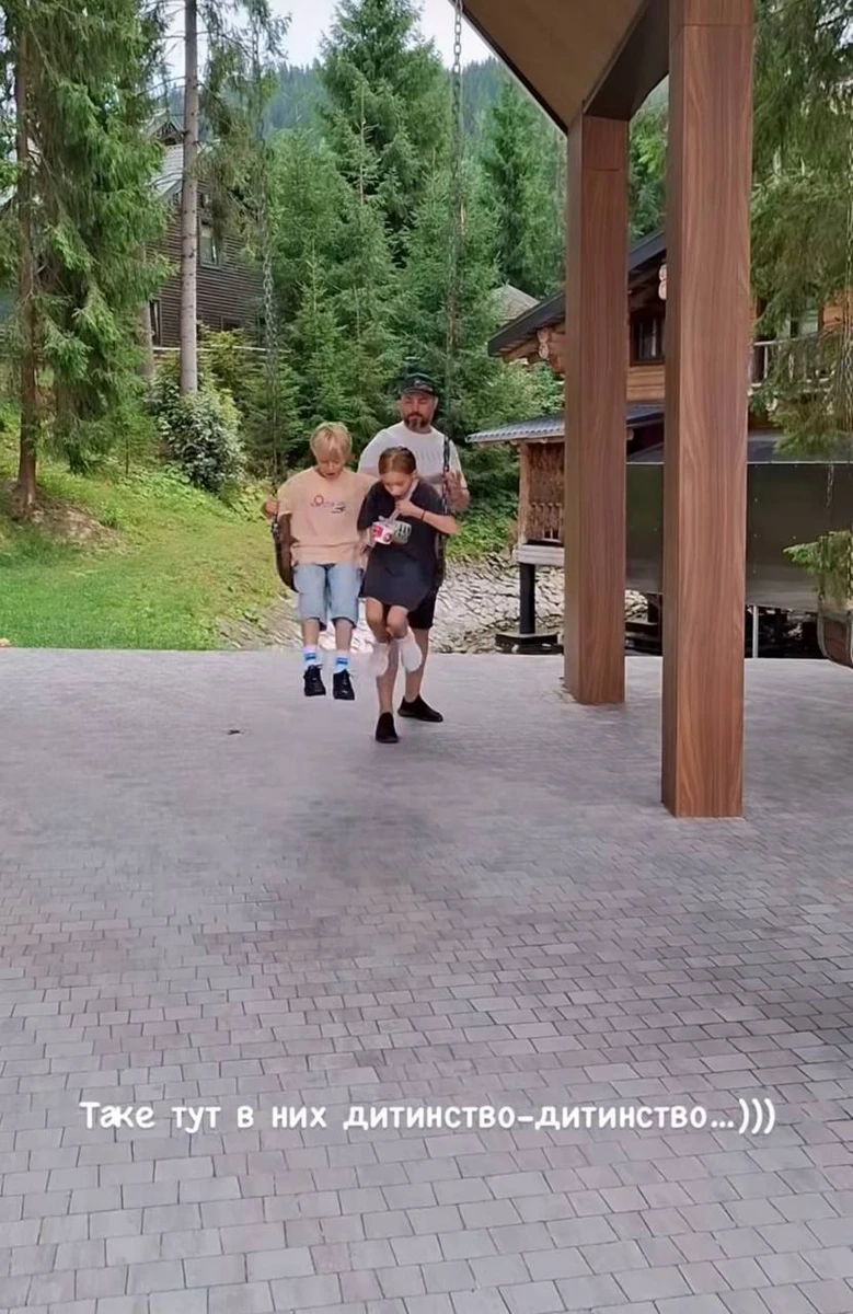 Діти Кравець на гойдалці