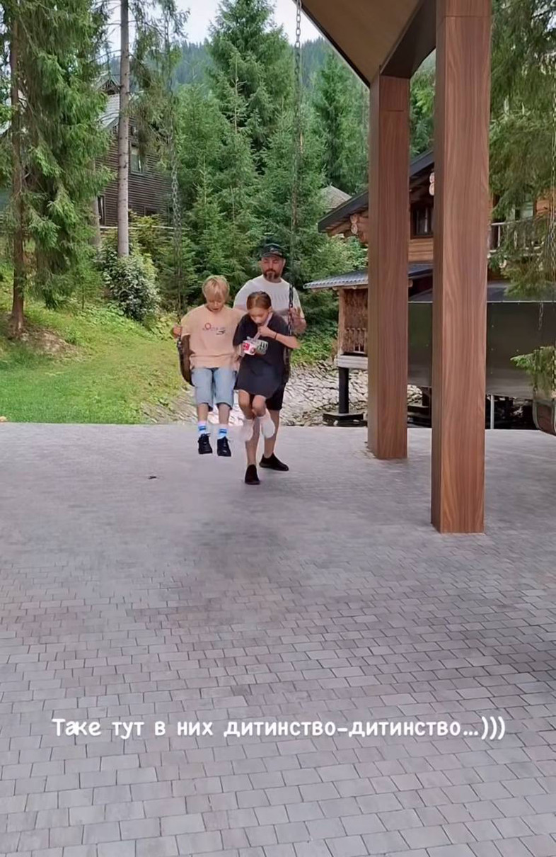 Діти Кравець на гойдалці