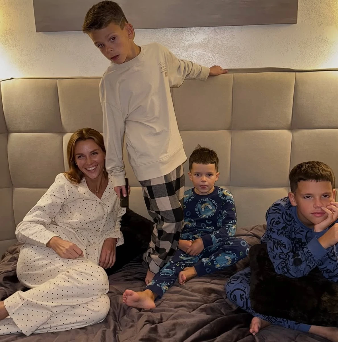 Дружина Решетніка з синами у піжамах показали свої розваги вночі