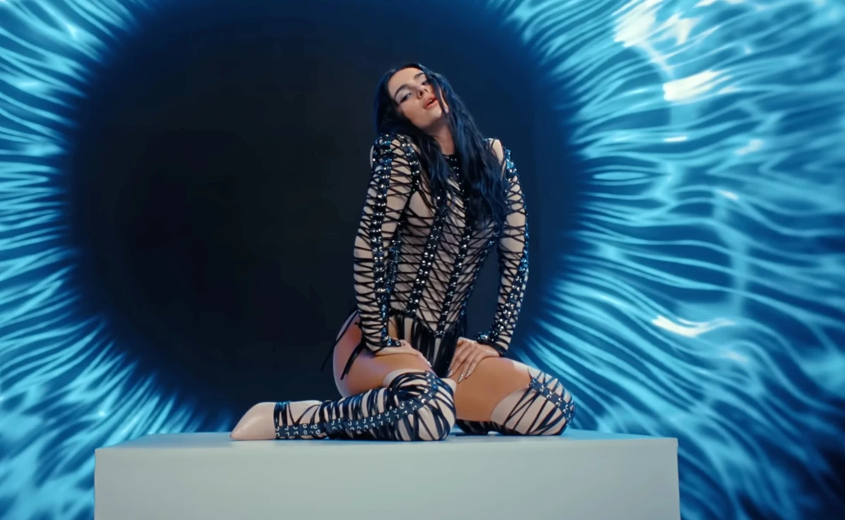 Анна Трінчер у сексі боді блиснула стегнами у кліпі