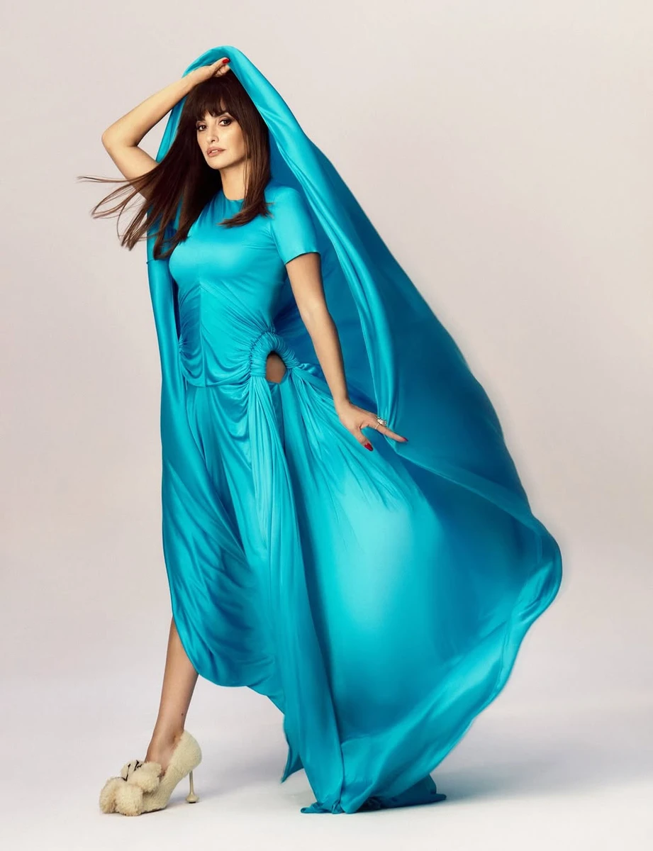 Пенелопа Крус у блакитному максі наробила ефектних фото для журналу