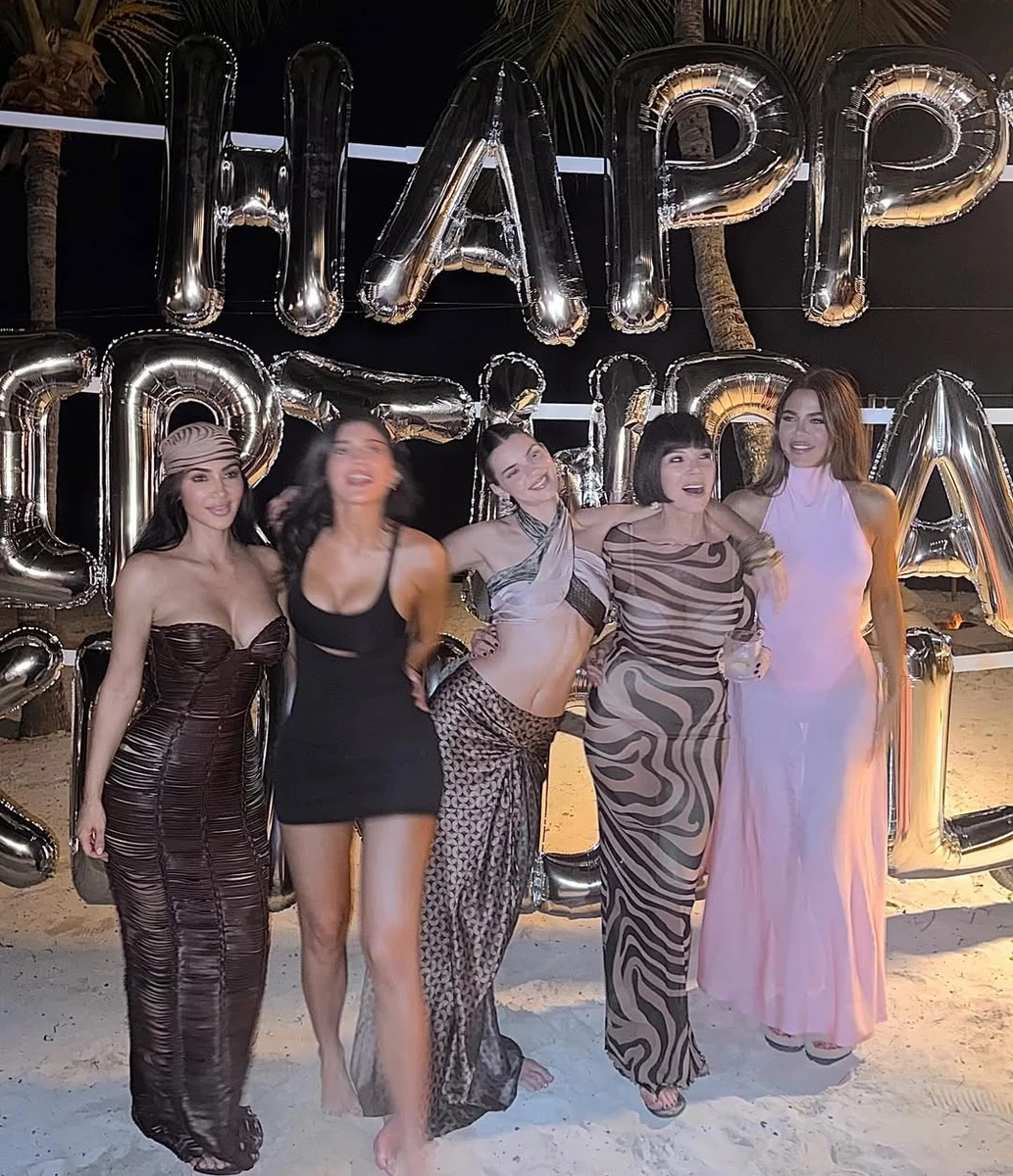 Сестри Кардашян і Дженнер зібралися разом привітати Кендалл Дженнер