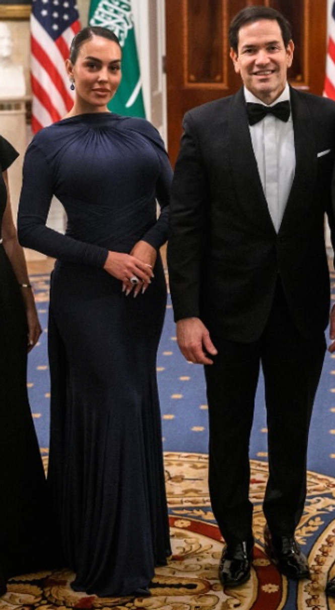 Наречена Роналду у вінтажній сукні похвалилася фігурою