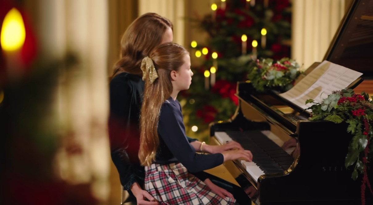 Кейт Міддлтон з дочкою показались у різдвяному відео за піаніно