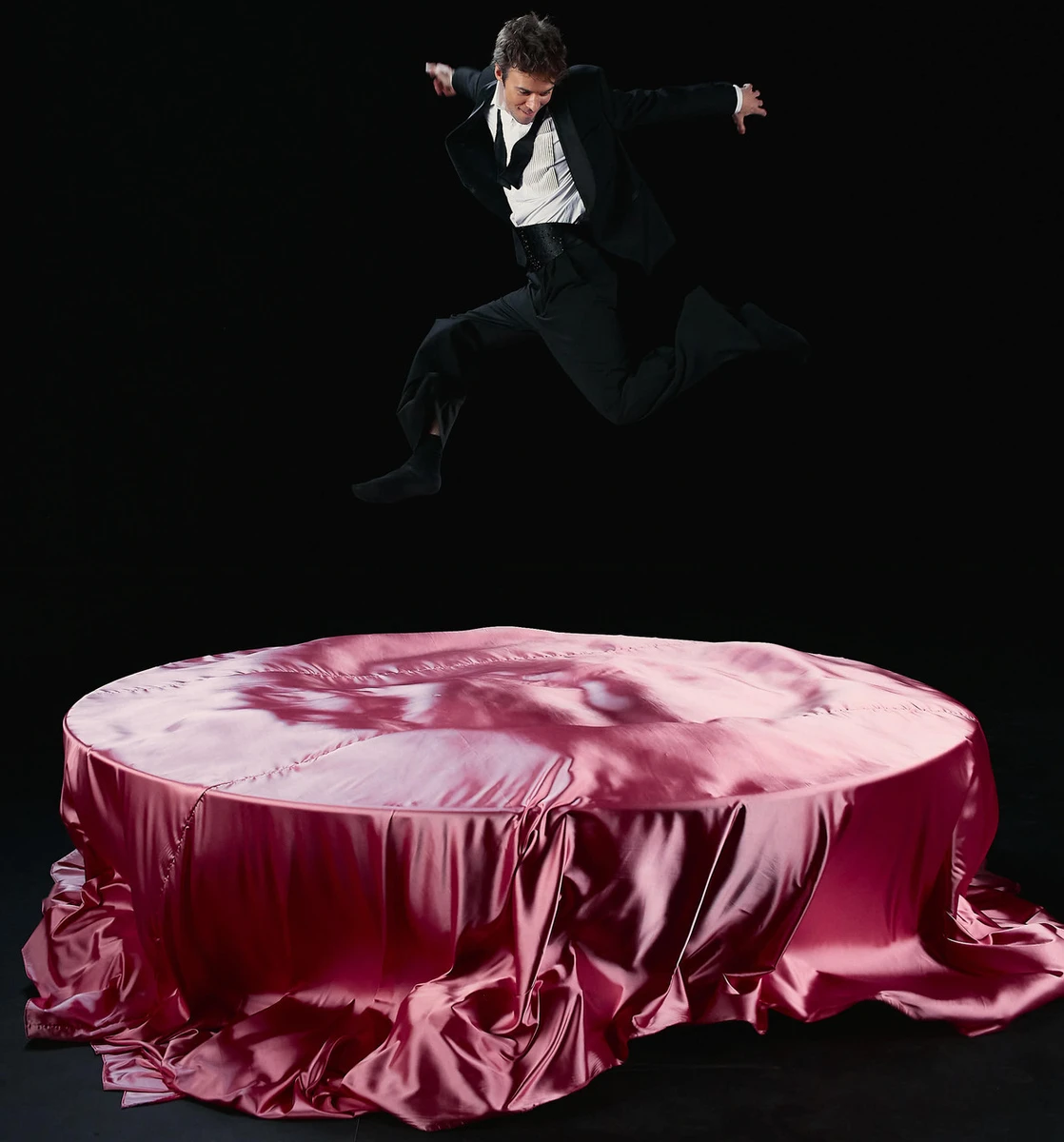 Макс Барських пострибав на ліжку для ефектних кадрів в кліпі