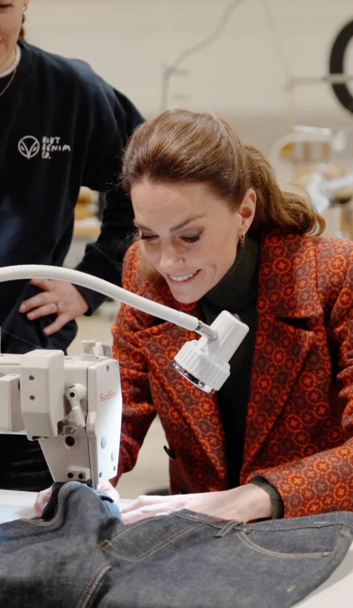 Кейт Міддлтон показалася за швацькою машинкою на фабриці