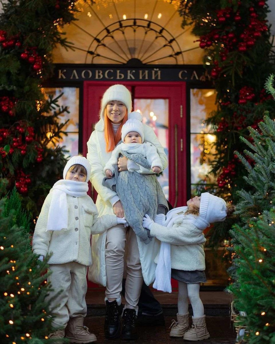 Сімейка позувала у світлому зимовому фемілі-луці